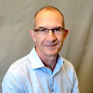 Headshot of Vicente Talanquer