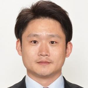 A headshot of Prof. Rui Shang