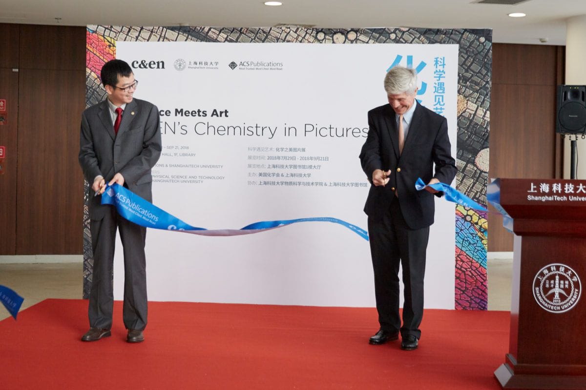 Dr. Tom Connelly and ShanghaiTech University Vice President Dr. Ruxin Li, cutting the ribbon to Science Meets Art: C&EN’s Chemistry in Pictures exhibition. Photography: Fei Luo.