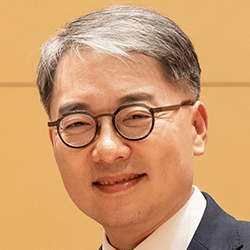 A headshot of Seung Bum Park
