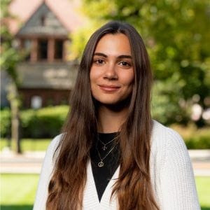 A headshot of Camila Carvalho