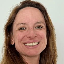 A headshot of Dra. Cassiana Carolina Montagner