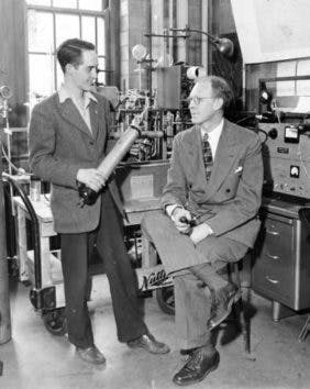 Willard F. Libby (right), the physical chemist who conceived of radiocarbon dating, with graduate student Ernest Anderson. Credit: University of Chicago Photographic Archive, apf1-03868, Special Collections Research Center, University of Chicago Library.